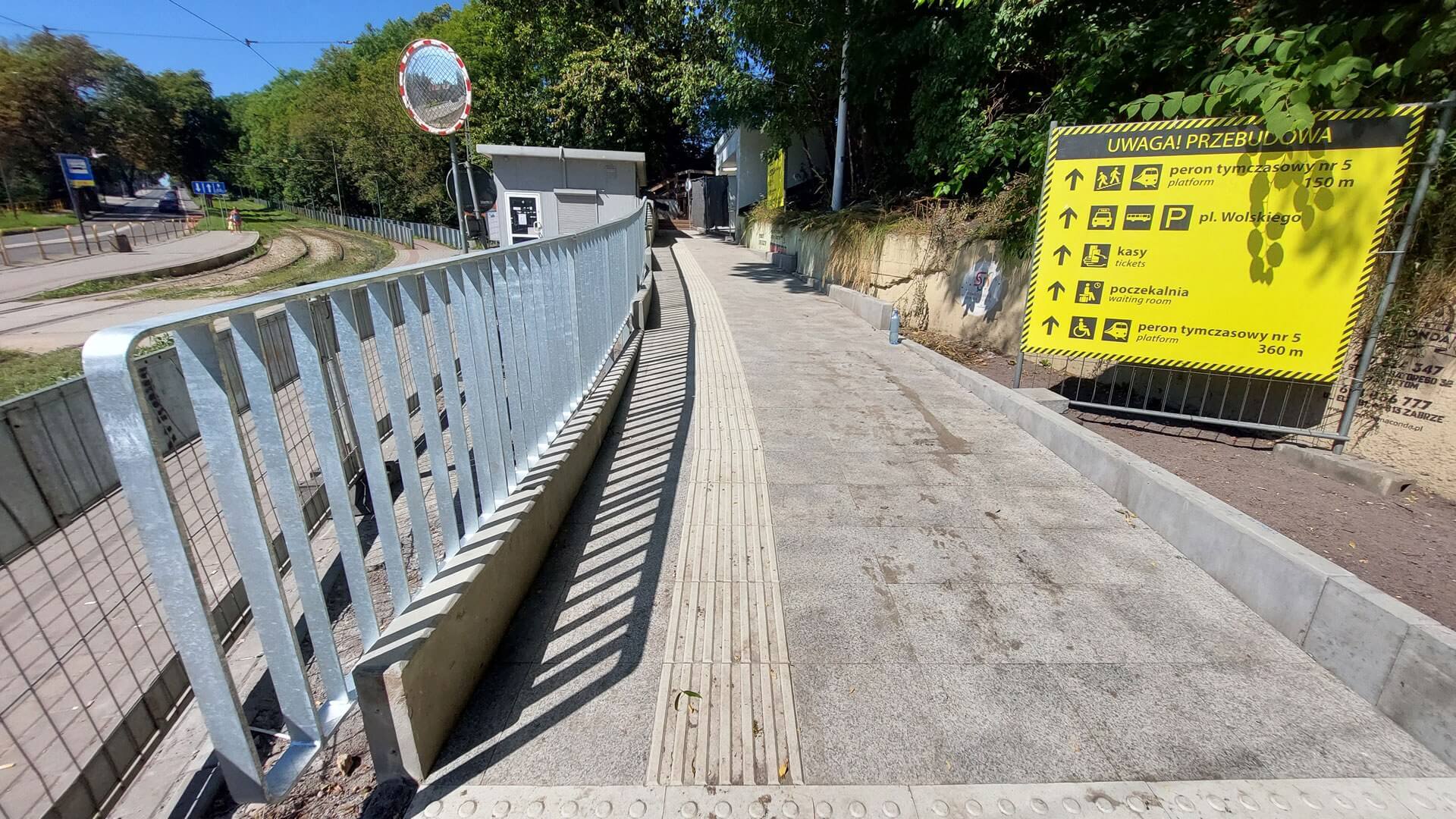 Pochylnia prowadząca do tunelu pod dworcem kolejowym