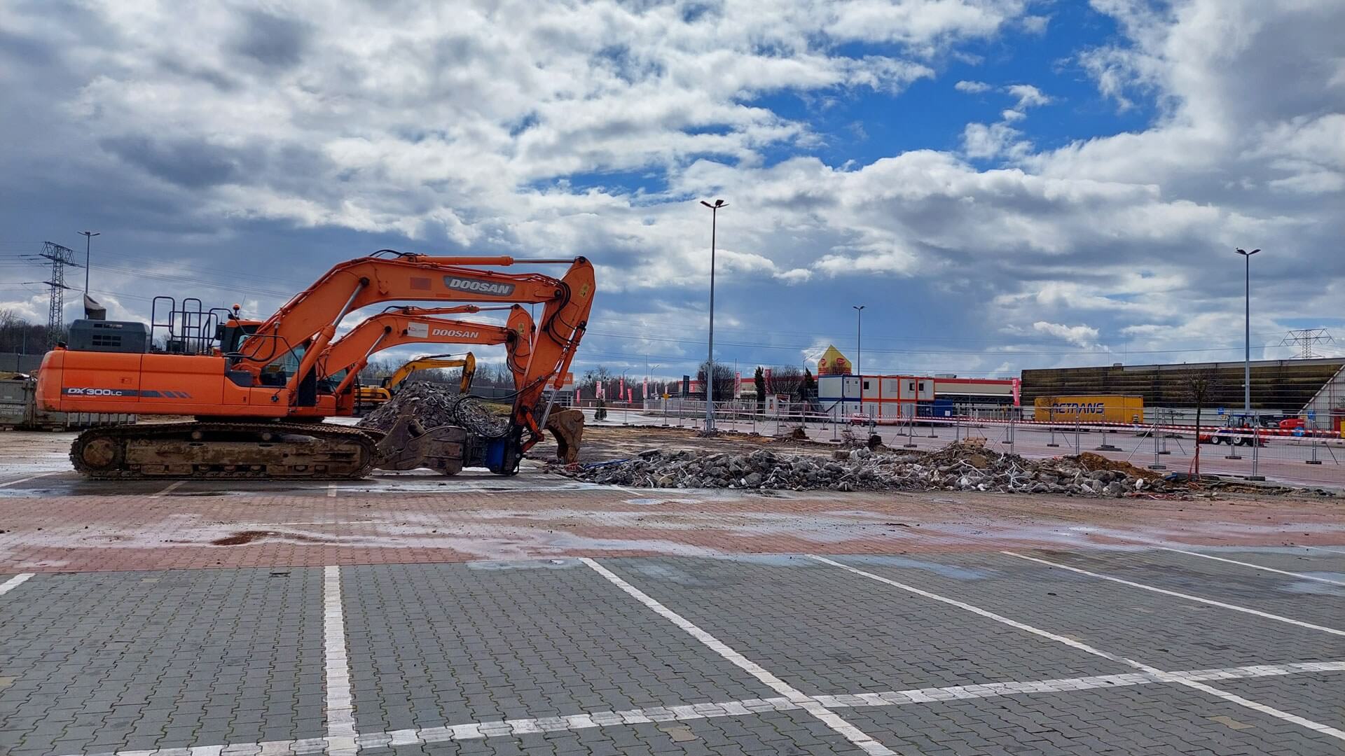 Prace rozbiórkowe na parkingu dawnego Tesco