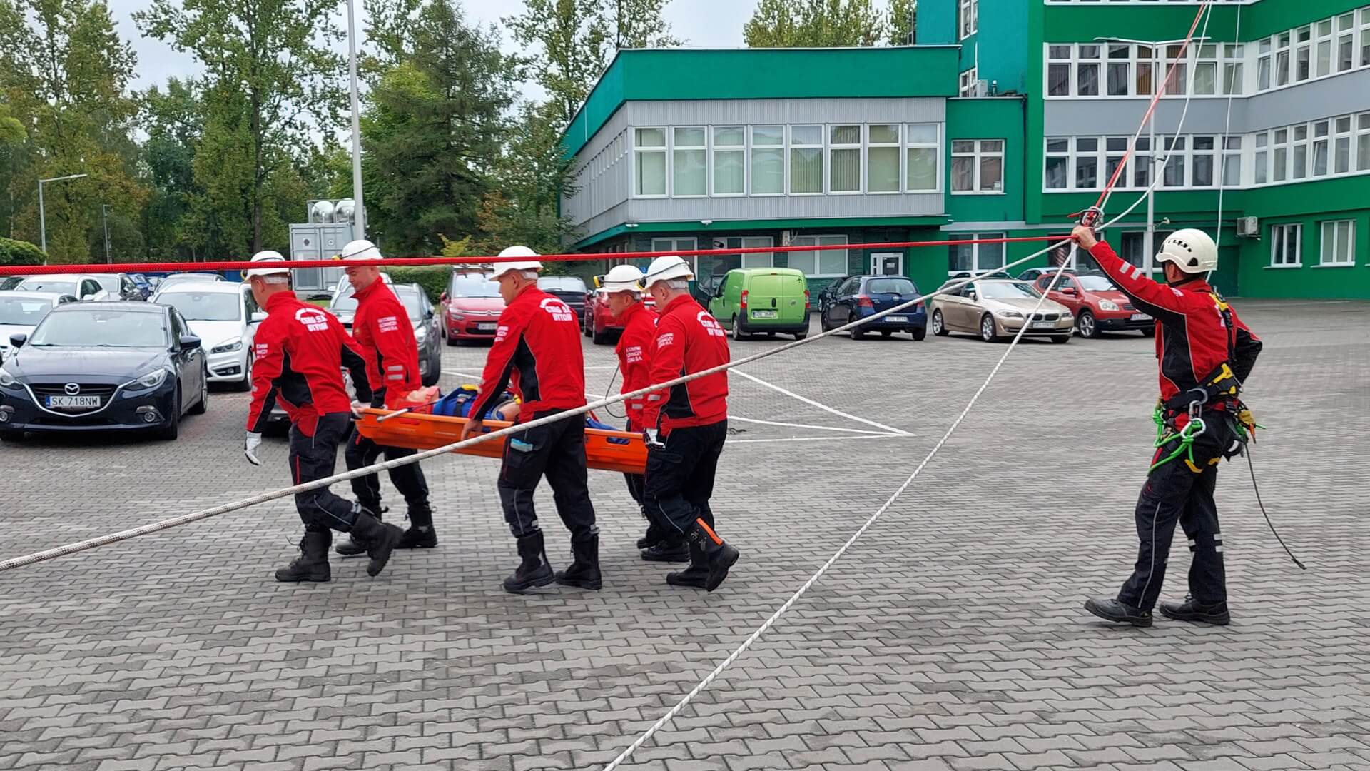 Pokaz ewakuacji poszkodowanego z dachu budynku