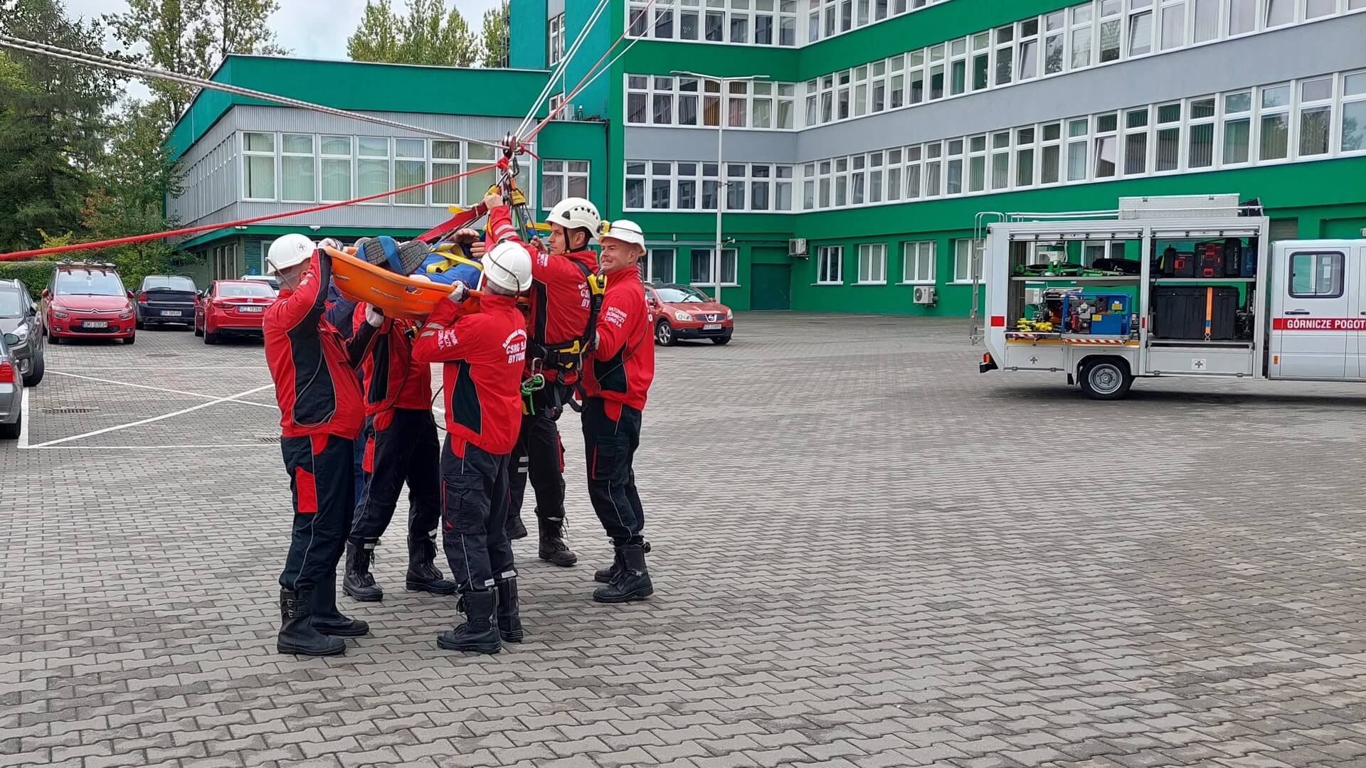 Pokaz ewakuacji poszkodowanego z dachu budynku