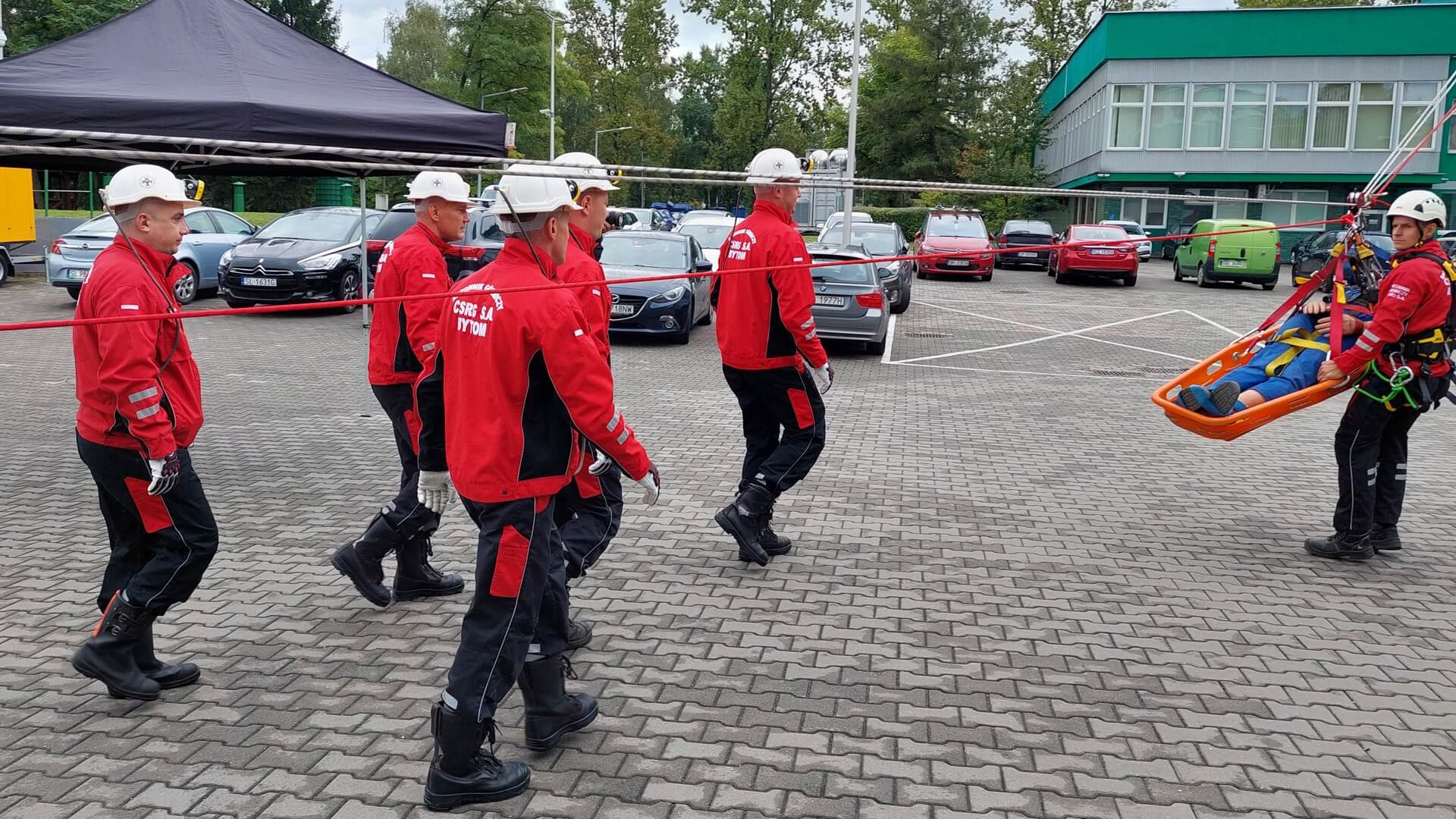 Pokaz ewakuacji poszkodowanego z dachu budynku