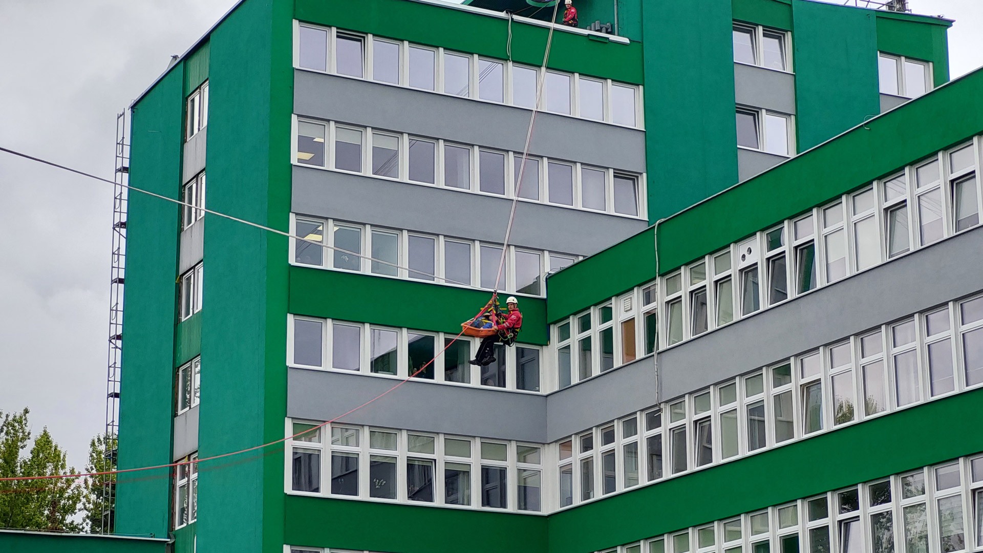 Pokaz ewakuacji poszkodowanego z dachu budynku