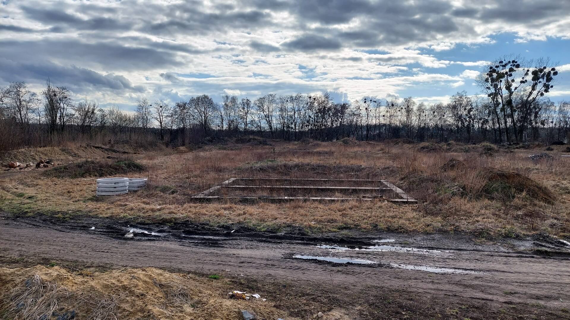 Fundamenty domu na środku dawnego boiska