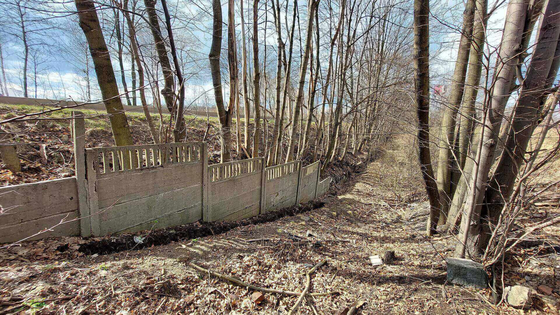 Betonowy płot boiska KS Start Bytom