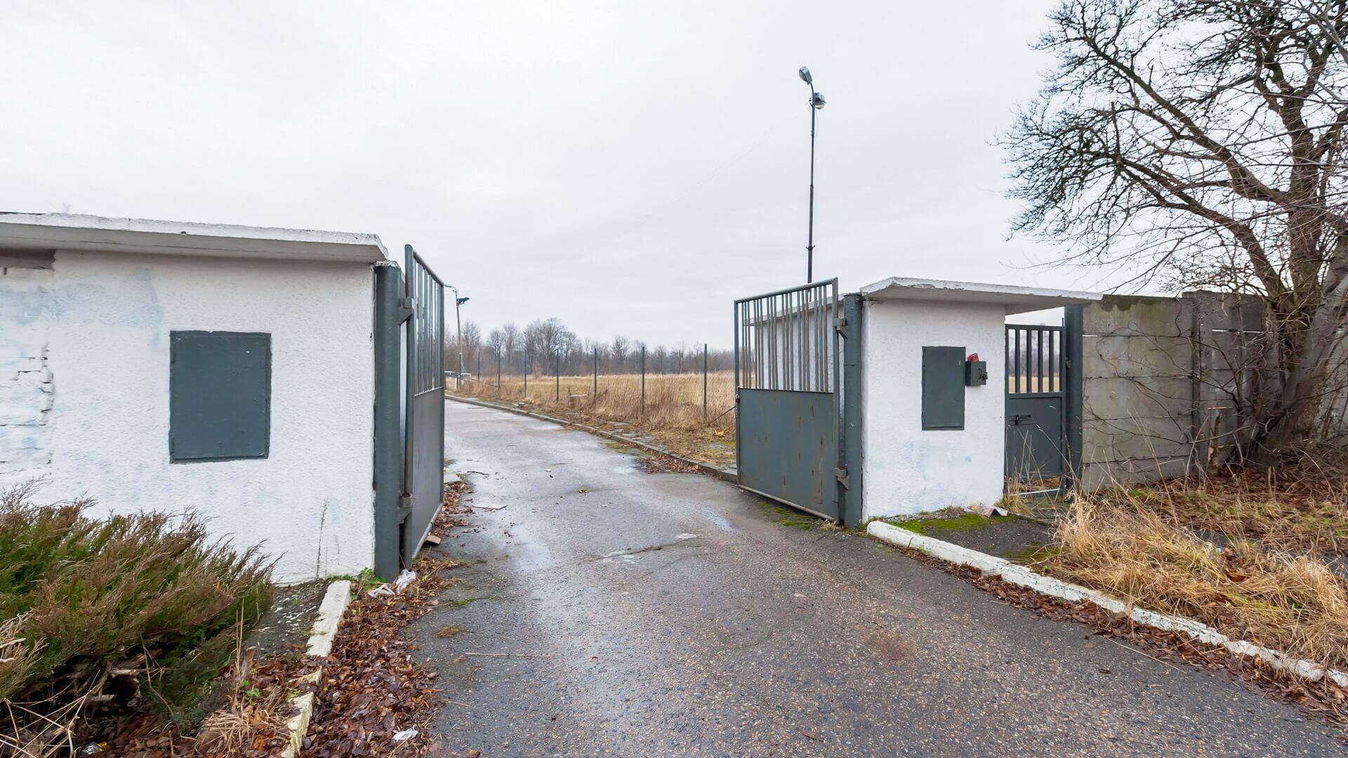 Brama boiska ŁKS Łagiewniki