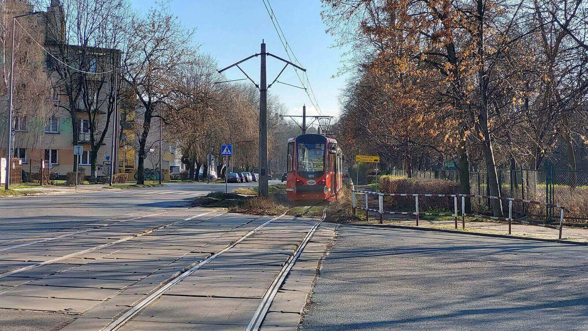 Tramwaj jadacy w kierunku centrum bytomia