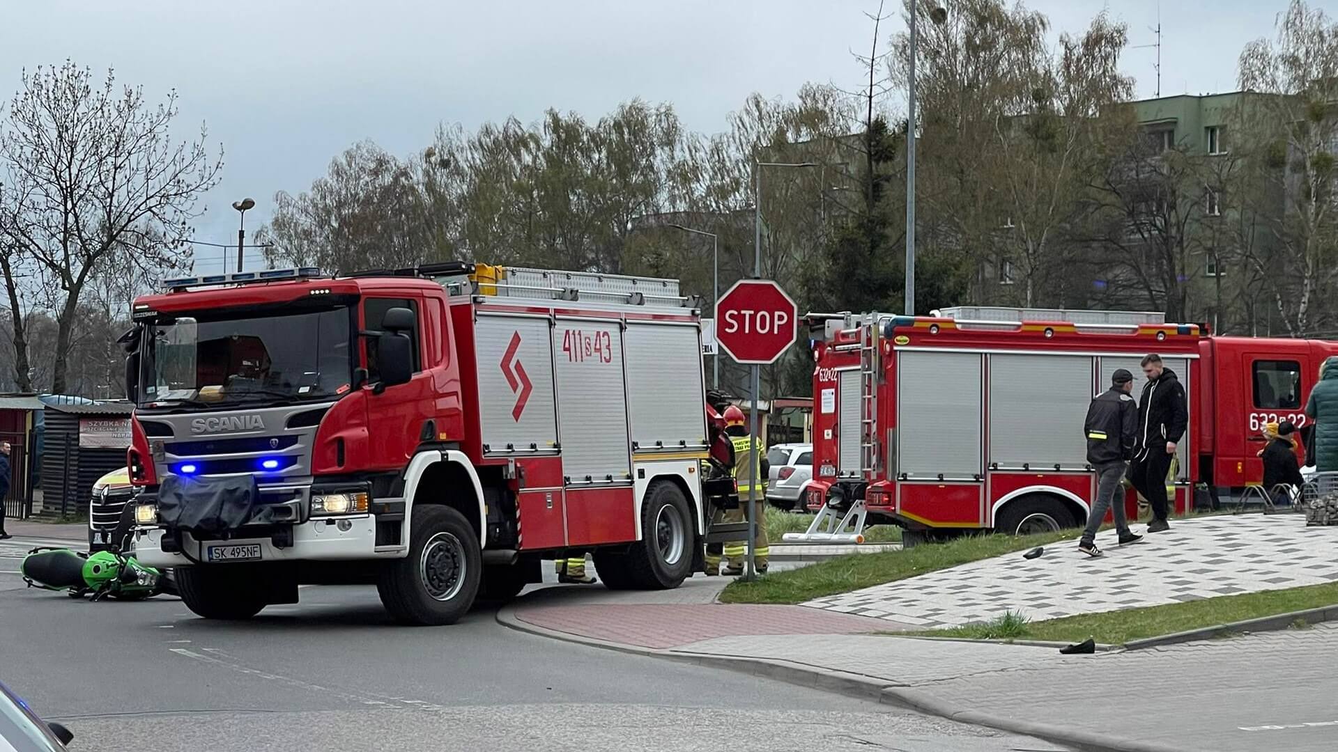 Wozy strażackie interweniujące na miejscu wypadku