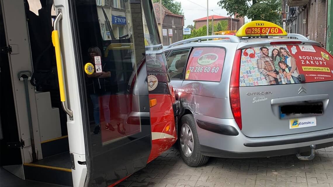 Tramwaj się wykoleił i uderzył w taksówkę