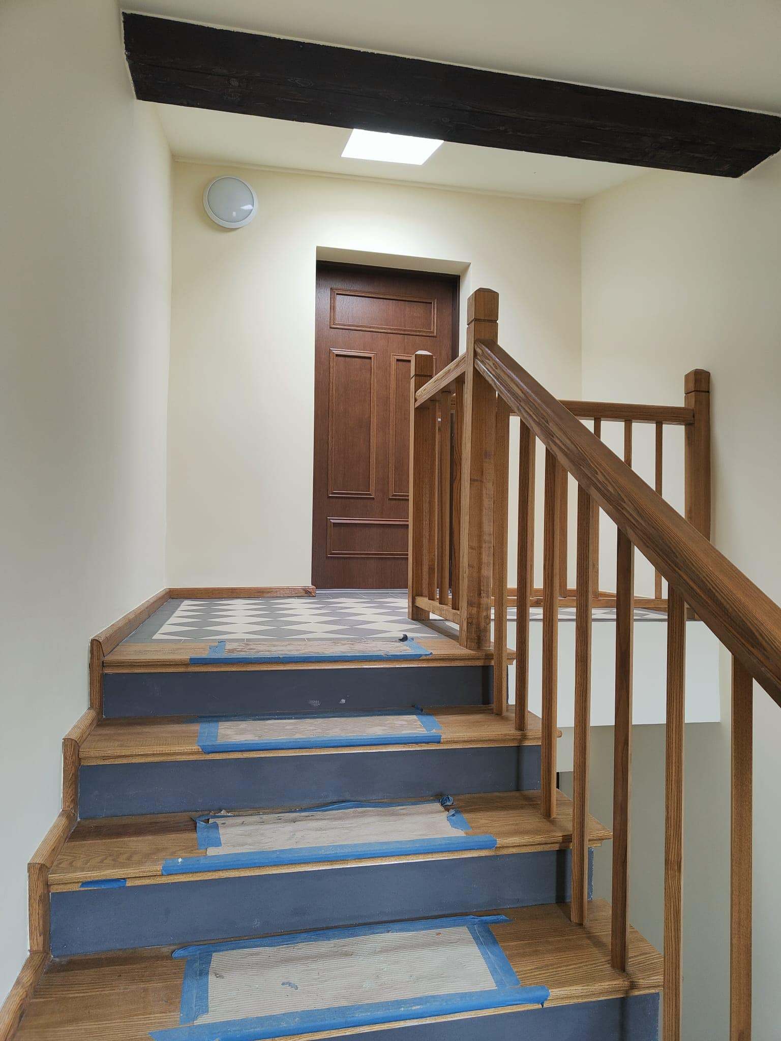 Drewniane schody na klatce schodowej w odnowionym budynku