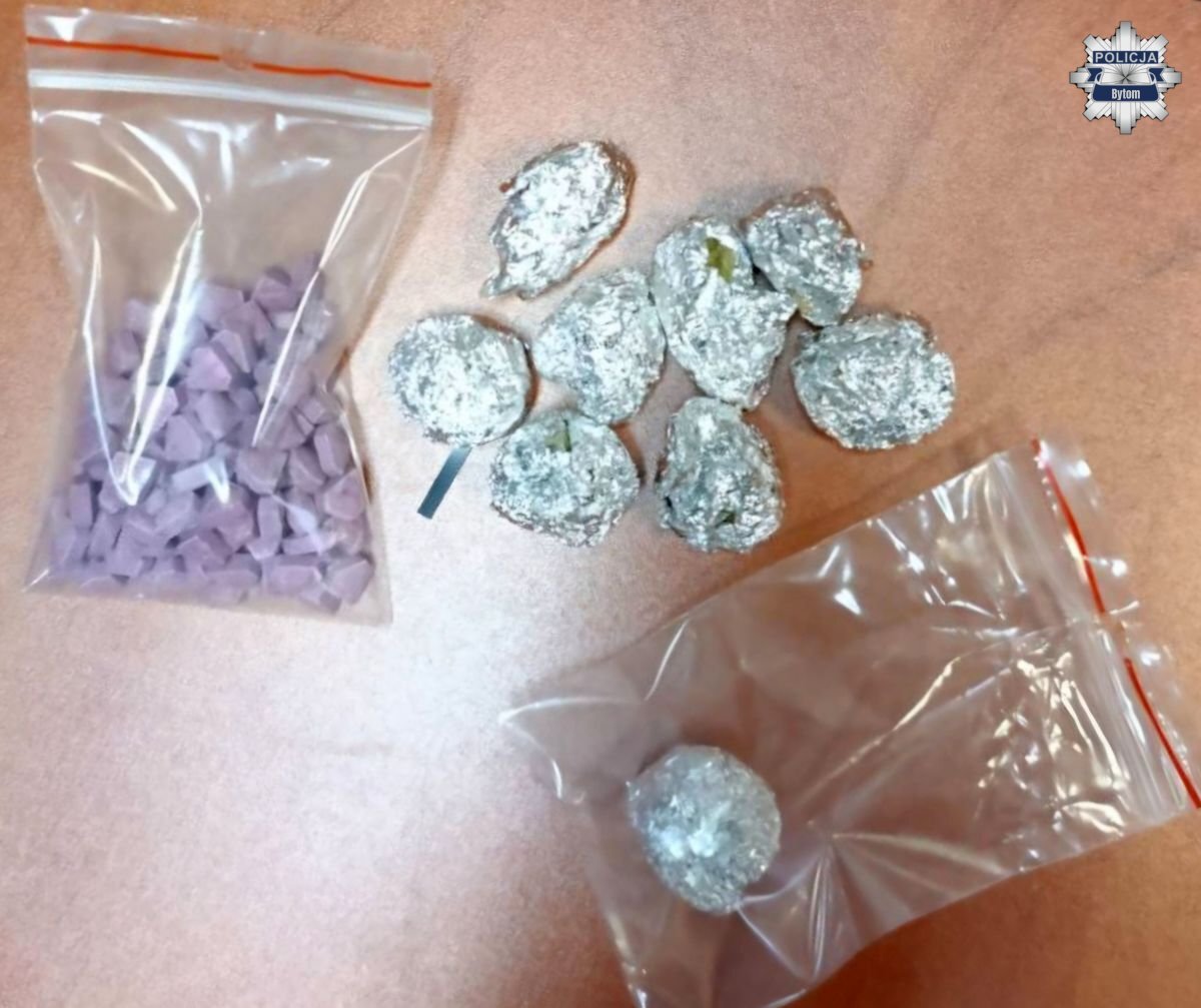 W jego mieszkaniu znaleziono MDMA, amfetaminę i marihuanę. Teraz grozi mu do 10 lat więzienia