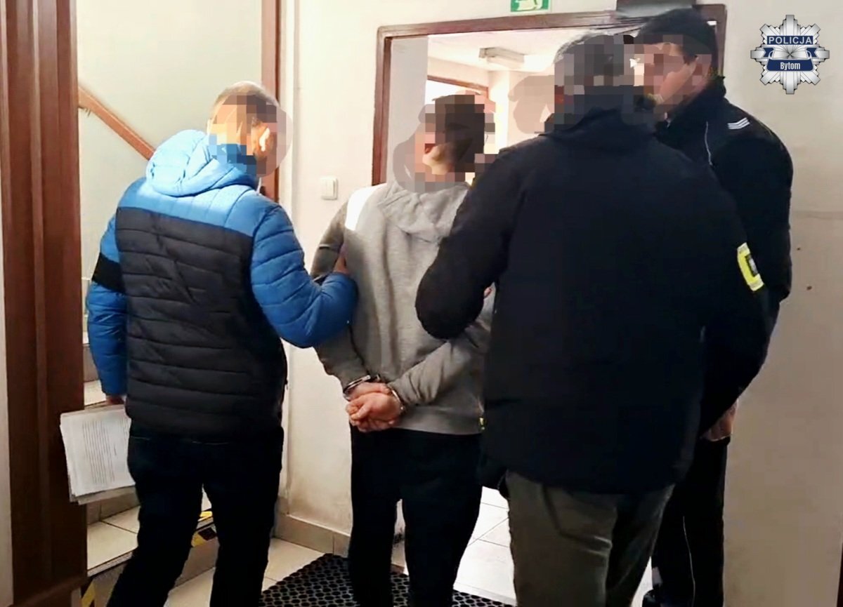 Znęcał się nad seniorami, z którymi mieszkał. 27-latek z Bytomia usłyszał już zarzuty
