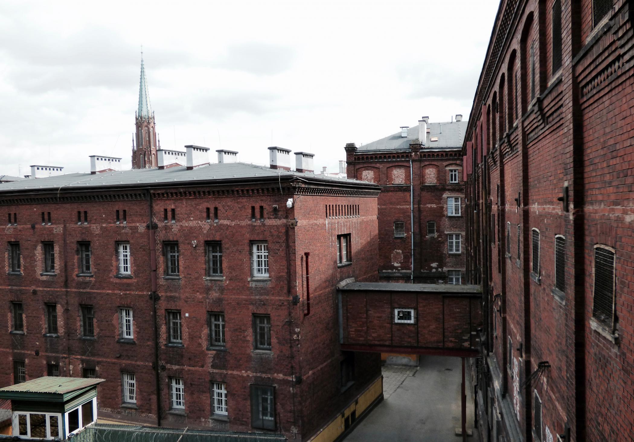 Dlaczego zatrzymani na lotnisku w Pyrzowicach trafiają do Aresztu Śledczego w Bytomiu?