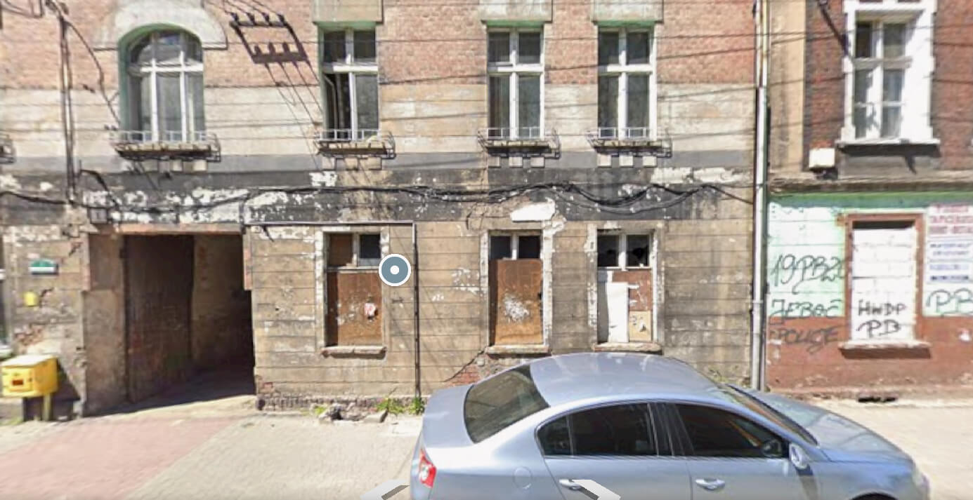 Tak wyglądał napis przed remontem