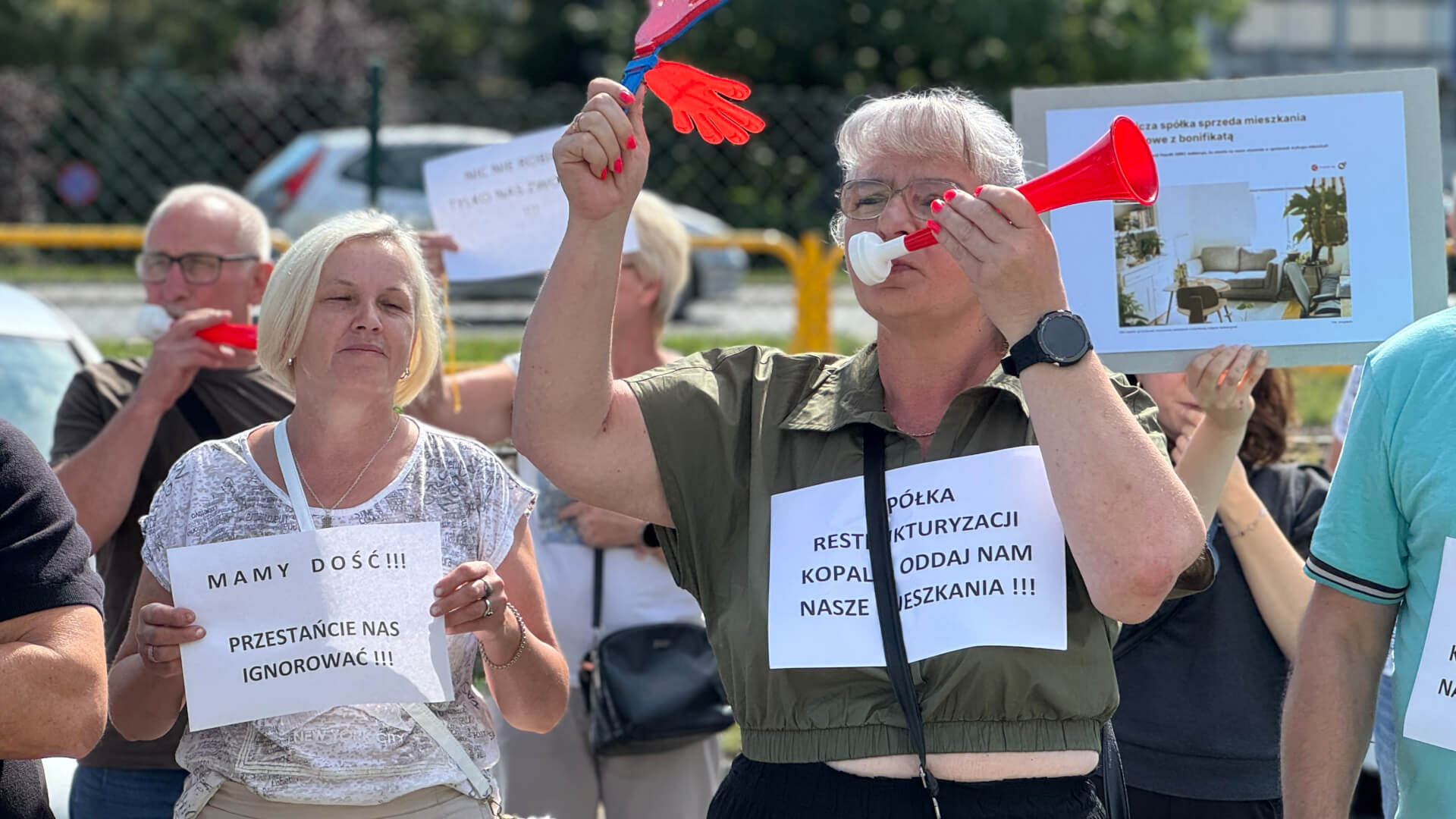 Mieszkańcy Zabrza przyjechali pod Spółkę Restrukturyzacji Kopalń do Bytomia. Domagają się możliwości wykupu mieszkań