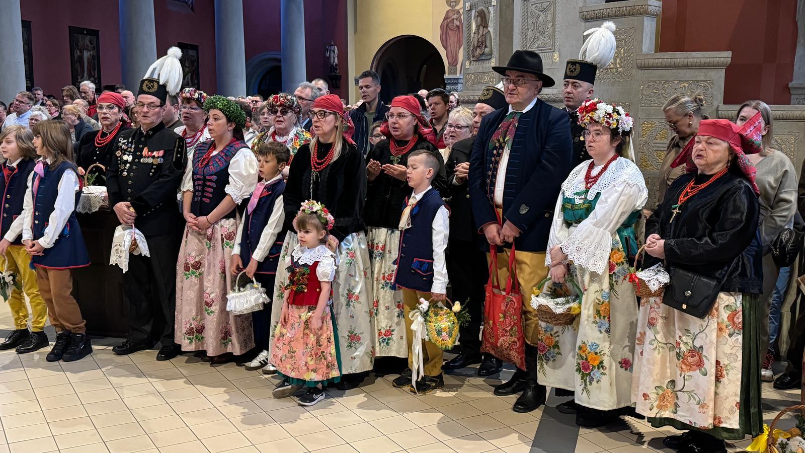 Święcenie w strojach Rozbarskich