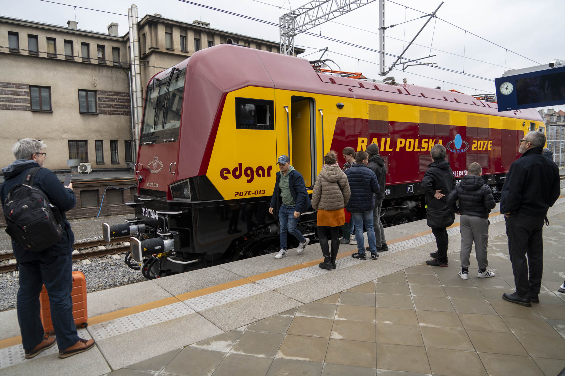 Bytom. Lokomotywa "Griffin", "Impuls 2", pojazd dwudrogowy, drezyna, a choćby poczciwy "kibel". Wystawa taboru kolejowego w hali peronowej ZDJĘCIA