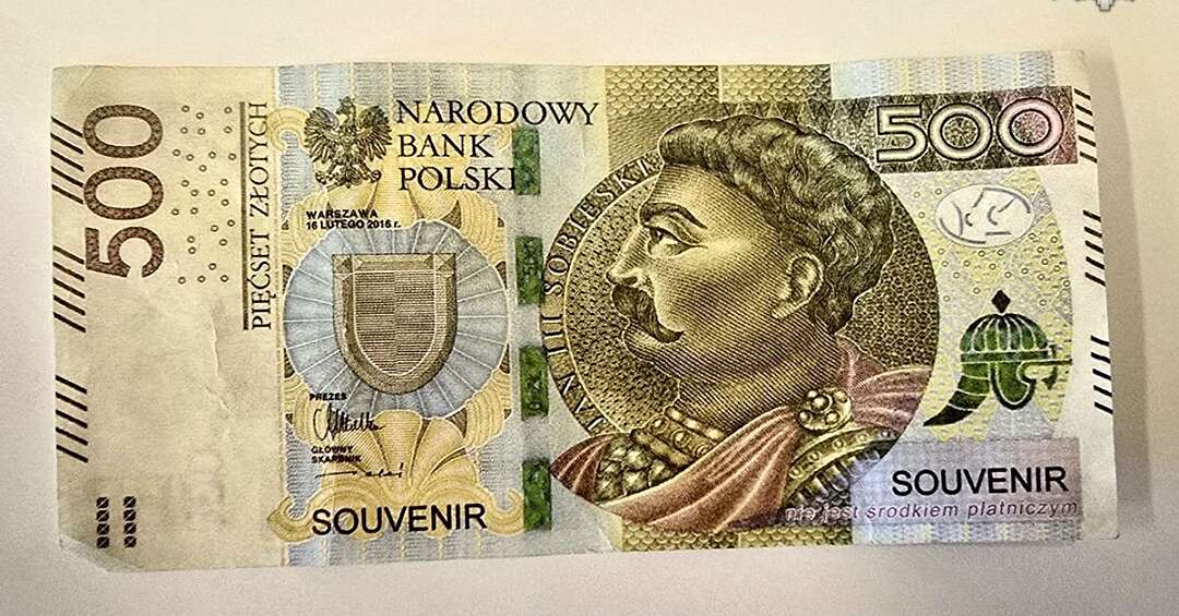 Za zakupy w jednym z bytomskich sklepów 18-latek zapłacił podrabianym banknotem 500 złotych