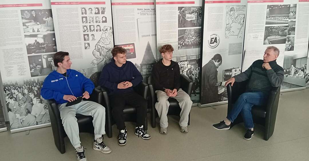 Uczniowie ze Smolenia ratują historię. Projekt „Echo Przeszłości” w olimpiadzie Zwolnieni z Teorii