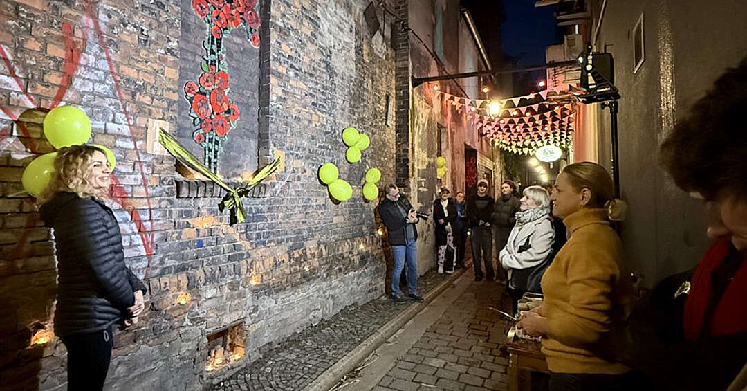 Róże w Zaułku. Kolejna mozaika w najwęższej uliczce Bytomia