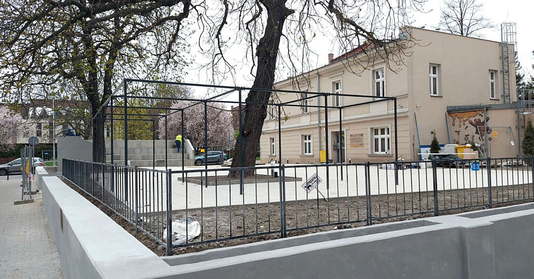 Przed Domem Polskim Ul wyrosła... trybuna. Zaniedbany skwer przy ul. Korfantego w Bytomiu odzyskuje blask