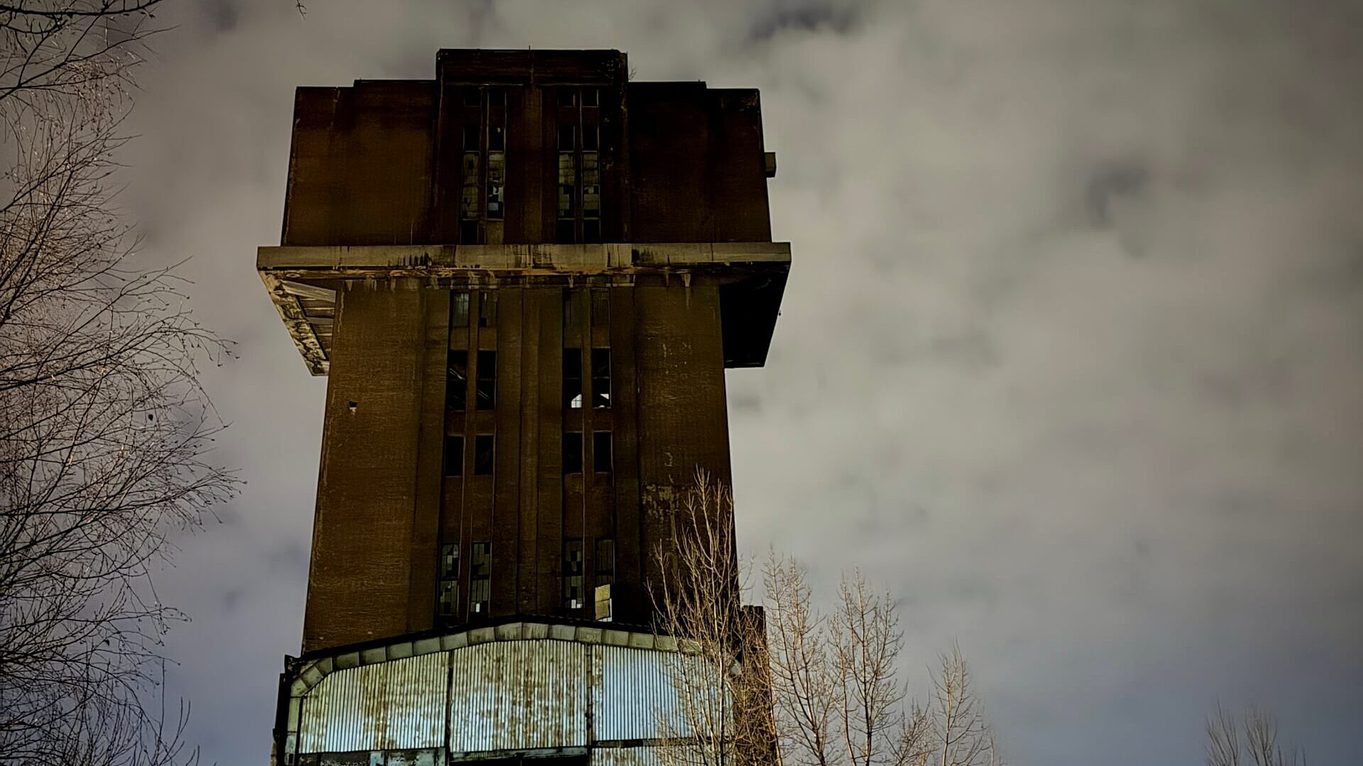 Szyb Krystyna nocą Szyb Krystyna nocą