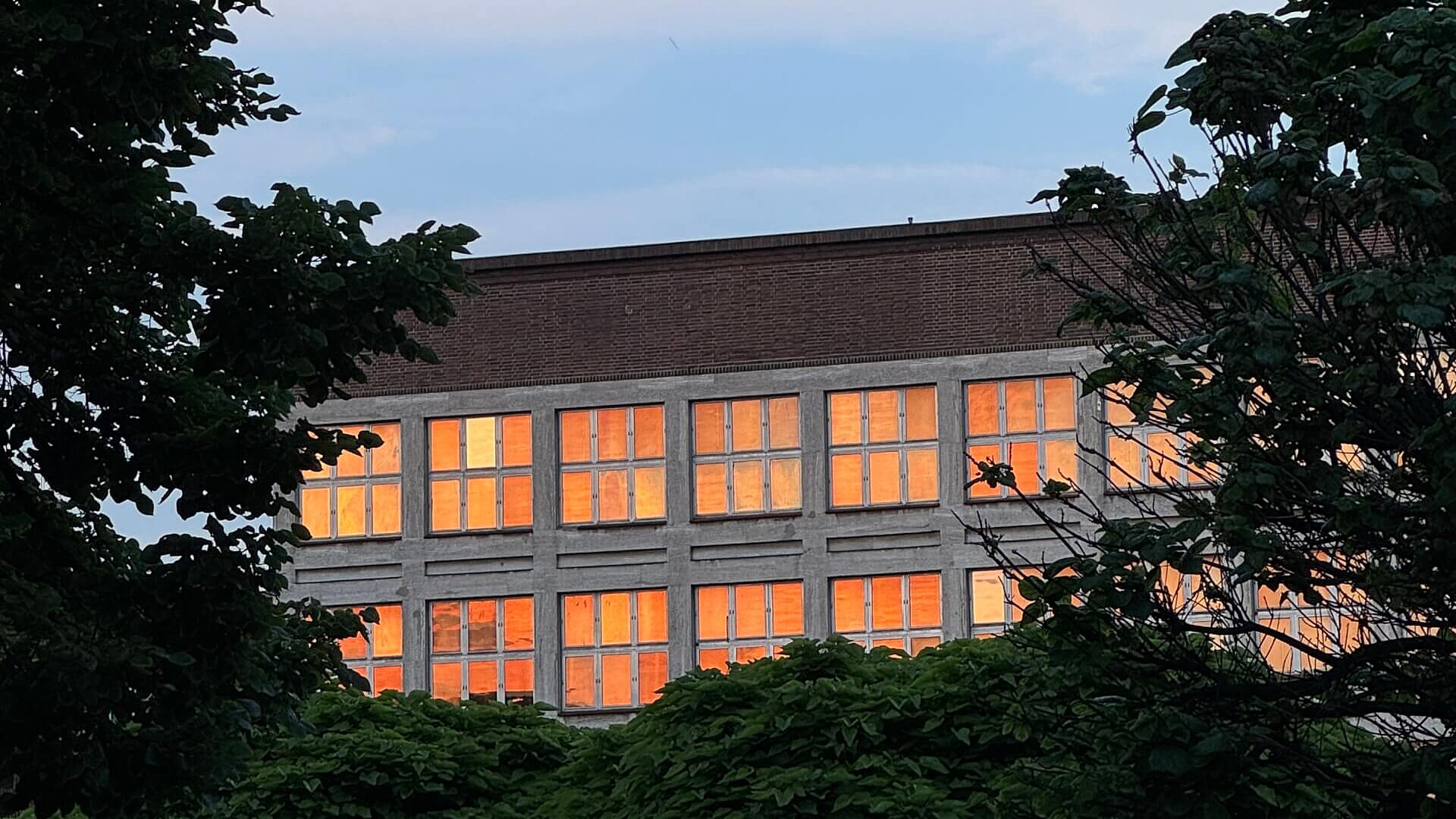 Odbicia słońca w szybach Muzeum Górnośląskiego Odbicia słońca w szybach Muzeum Górnośląskiego