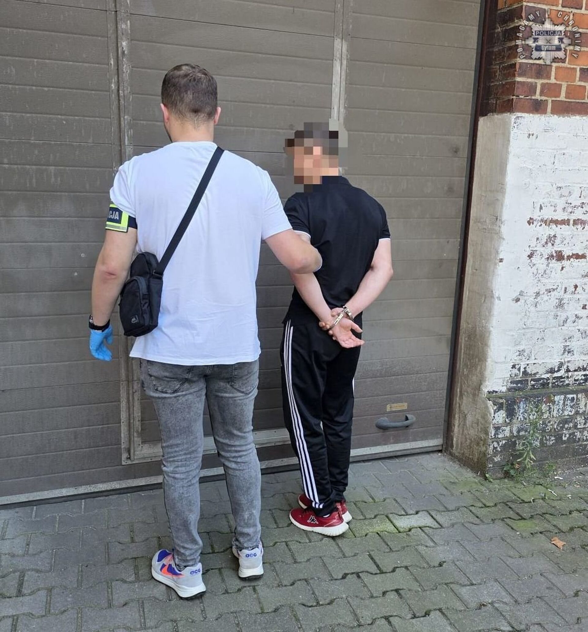 Młody złodziej w rękach policji Młody złodziej w rękach policji