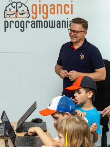 Cyber przygoda w świecie AI? Rozpoczyna się kolejna edycja akcji „Koduj z Gigantami”! Cyber przygoda w świecie AI? Rozpoczyna się kolejna edycja akcji „Koduj z Gigantami”!