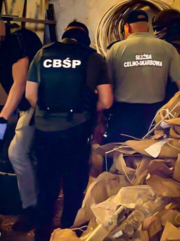 Nalot na nielegalną fabrykę papierosów w Bytomiu Nalot na nielegalną fabrykę papierosów w Bytomiu