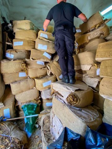 Nalot na nielegalną fabrykę papierosów w Bytomiu Nalot na nielegalną fabrykę papierosów w Bytomiu