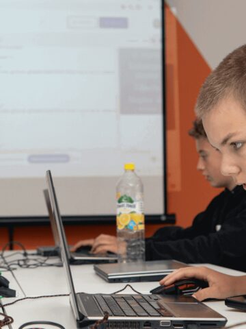 Cyber przygoda w świecie AI? Rozpoczyna się kolejna edycja akcji „Koduj z Gigantami”! Cyber przygoda w świecie AI? Rozpoczyna się kolejna edycja akcji „Koduj z Gigantami”!