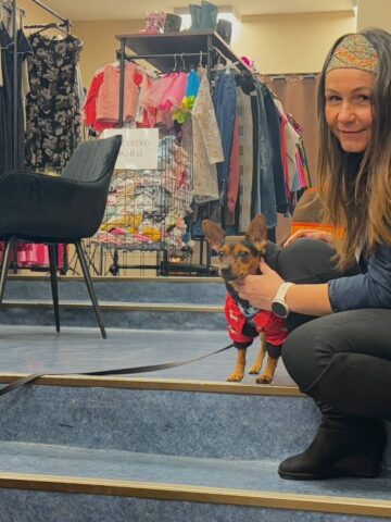 Katarzyna Gwóźdź w towarzystwie odwiedzającego sklep Katarzyna Gwóźdź w towarzystwie odwiedzającego sklep