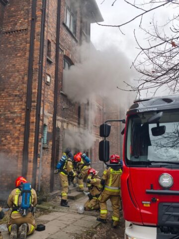 Zadymienie piwnicy w budynku przy ulicy Huty Julia w Bytomiu Zadymienie piwnicy w budynku przy ulicy Huty Julia w Bytomiu