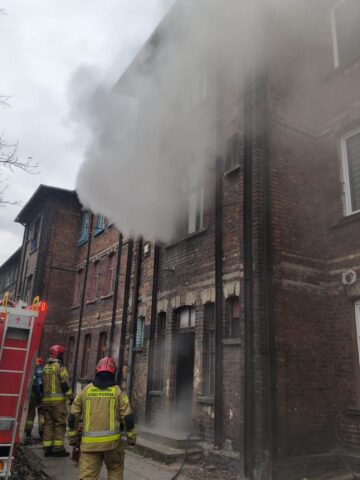 Zadymienie piwnicy w budynku przy ulicy Huty Julia w Bytomiu Zadymienie piwnicy w budynku przy ulicy Huty Julia w Bytomiu