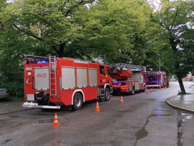 Tragiczny finał pożaru w Bytomiu. Nie żyje jedna osoba W pożarze przy ul. Woźniaka zginęła jedna osoba