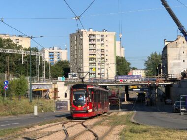 Zmiany rozkładów jazdy autobusów na trasie Bytom – Sosnowiec Sosnowiec. Wiadukt przy ul. Józefa Piłsudskiego. Tramwaj. 30 czerwca 2025.