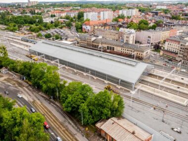 Za dodatkowych 6 par pociągów płaci Metropolia Bytom PKP hala peronowa