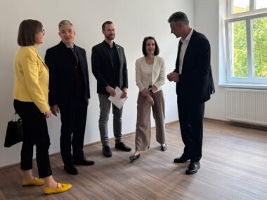 Zastępca Ambasadora Szwajcarii w kamienicy przy Piekarskiej? Międzynarodowa ekipa wyremontowała pustostan przy ul. Piekarskiej