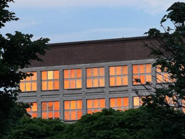 Jeszcze w tym tygodniu do Bytomia mają dotrzeć upały Odbicia słońca w szybach Muzeum Górnośląskiego