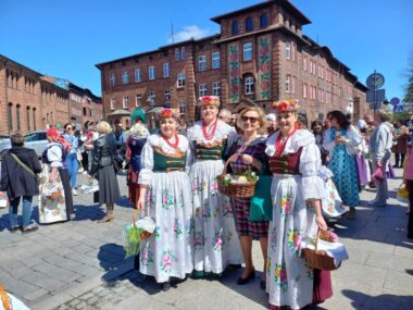 Święcenie pokarmów w śląskich strojach na Nikiszowcu Święcenie pokarmów, Nikiszowiec, 19.04 2025