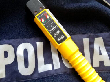 Bytom: Wjechała w auto na parkingu. Była pijana Alkomat na policyjnej bluzie