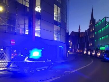 Zaatakował policjantów szablami. Zmarł w szpitalu Zaatakował policjantów szablami. Padły strzały i mężczyzna zmarł w szpitalu