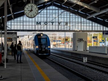 W tym tygodniu pojedziemy pociągiem z Bytomia na lotnisko Hala peronowa bytom 3