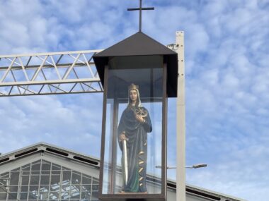 Święta wróciła na stację. Zmieniła peron i wygląda pociągów Kapliczka z figurą św. Katarzyny, dworzec Bytom