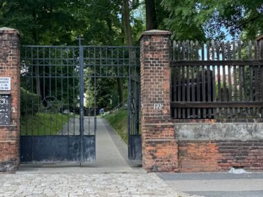 Napadał na ludzi na cmentarzach Wejście na jeden z cmentarzy przy ul. Piekarskiej w Bytomiu