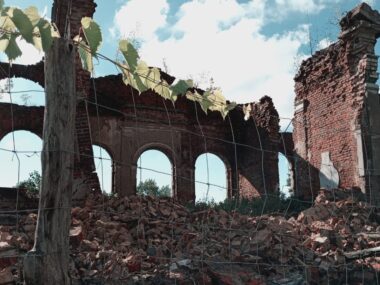 Skutki opadów pod Raciborzem. Ucierpiał pałac w Sławikowie Zawalona ściana oranżerii Pałacu w Sławikowie