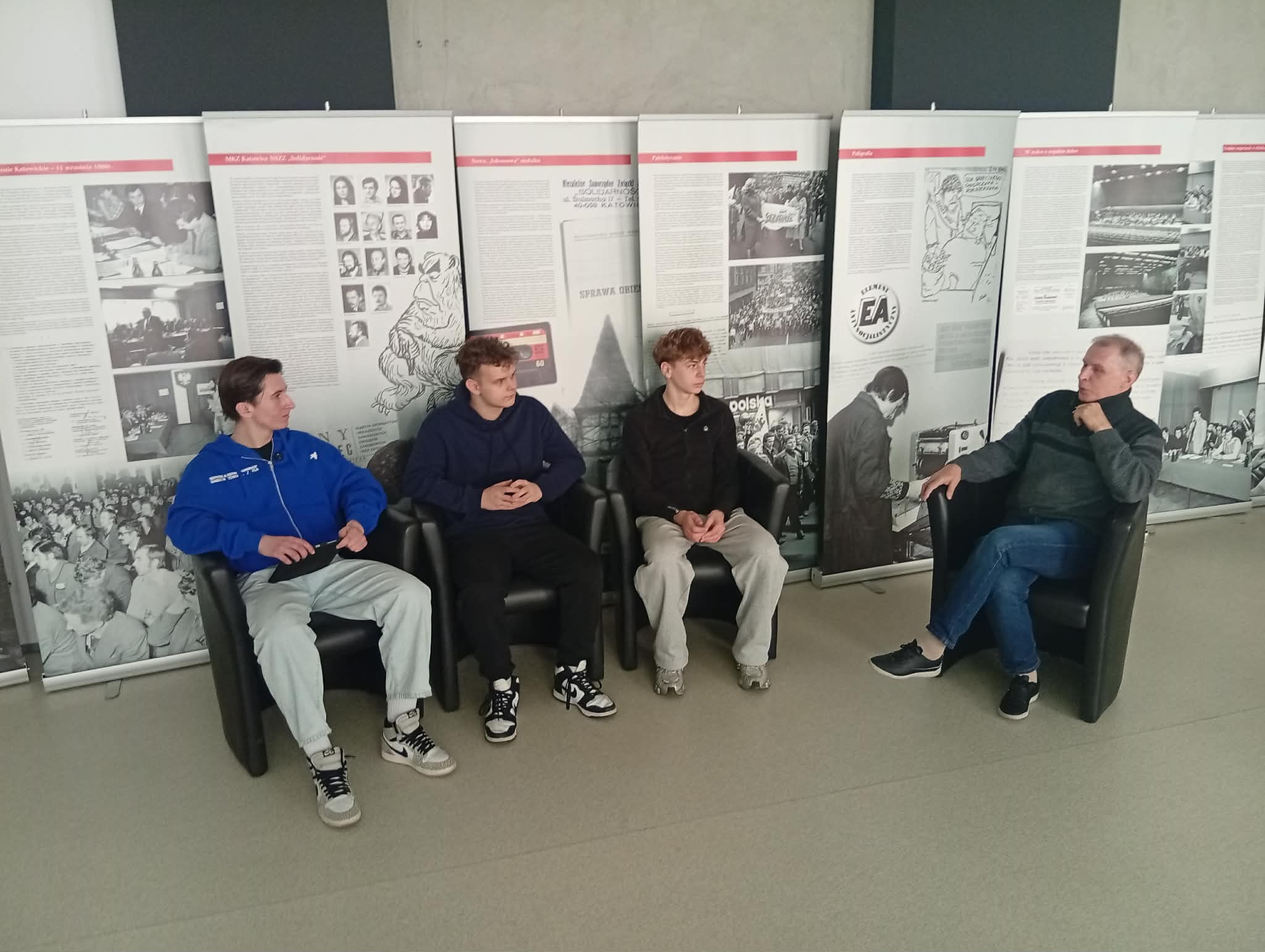 Uczniowie ze Smolenia ratują historię. Projekt „Echo Przeszłości” w olimpiadzie Zwolnieni z Teorii