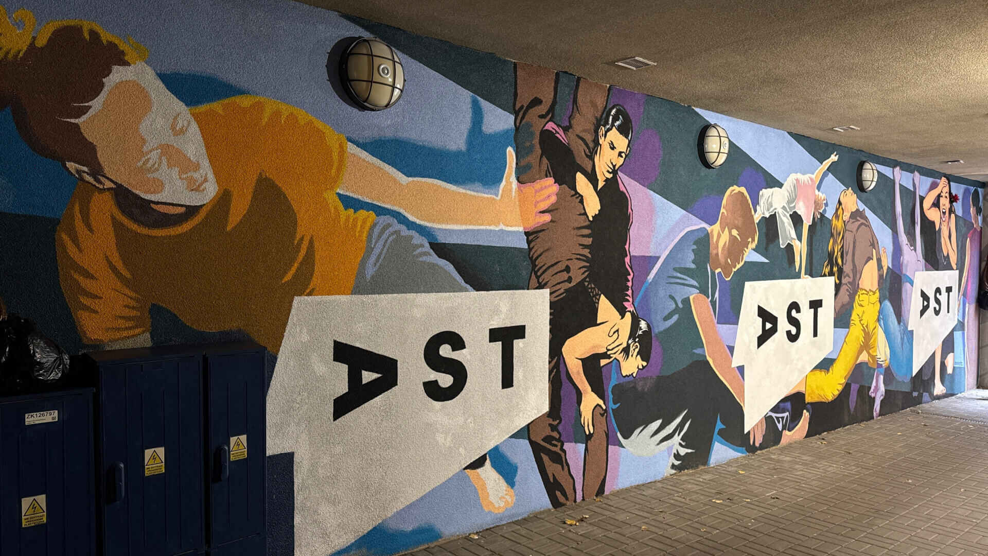 Tak prezentuje się nowy mural w bramie Wydziału Teatru Tańca AST w Bytomiu