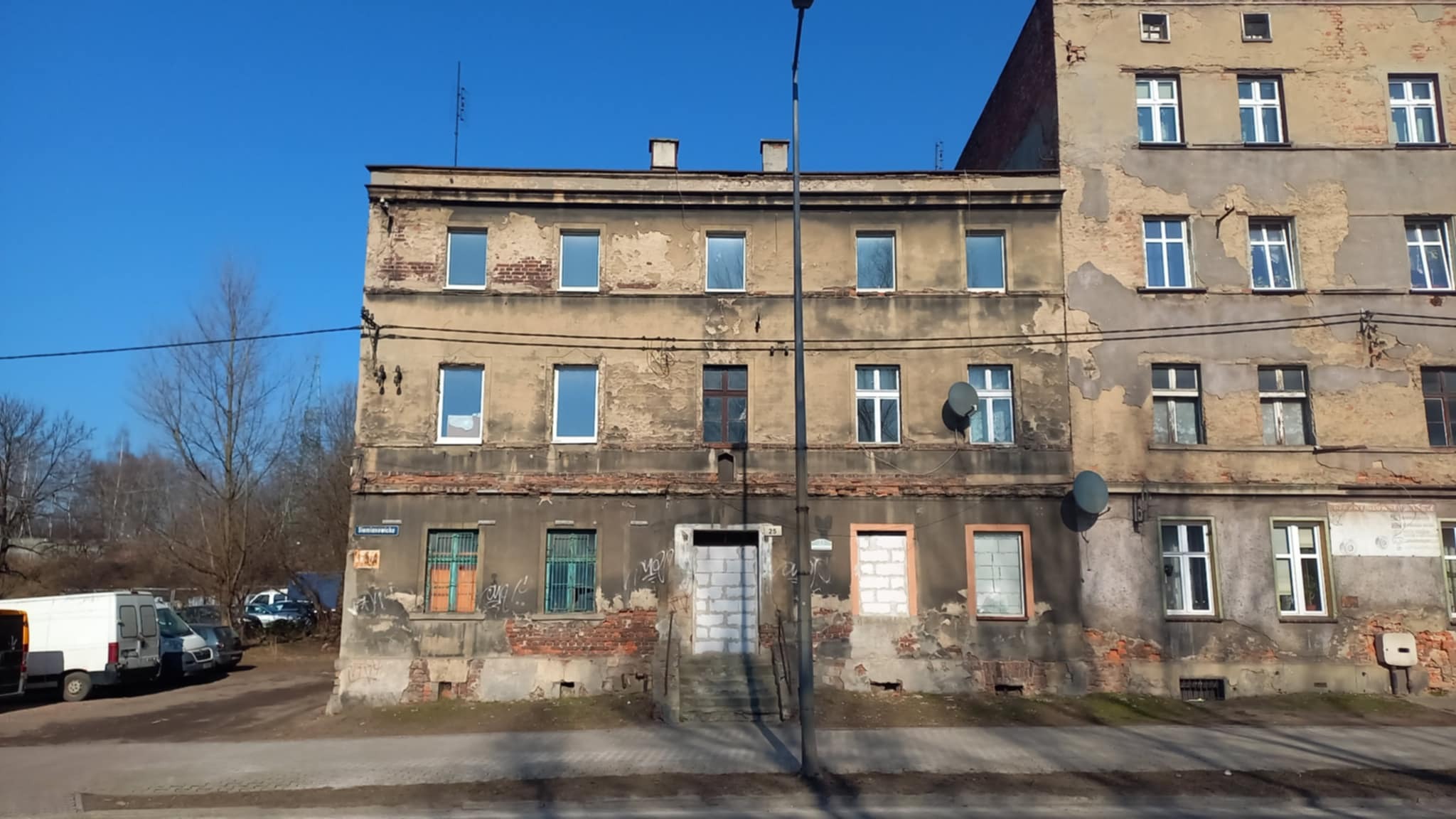 Spłonął pustostan przy ul. Siemianowickiej. Tak wyglądał jeszcze w lutym
