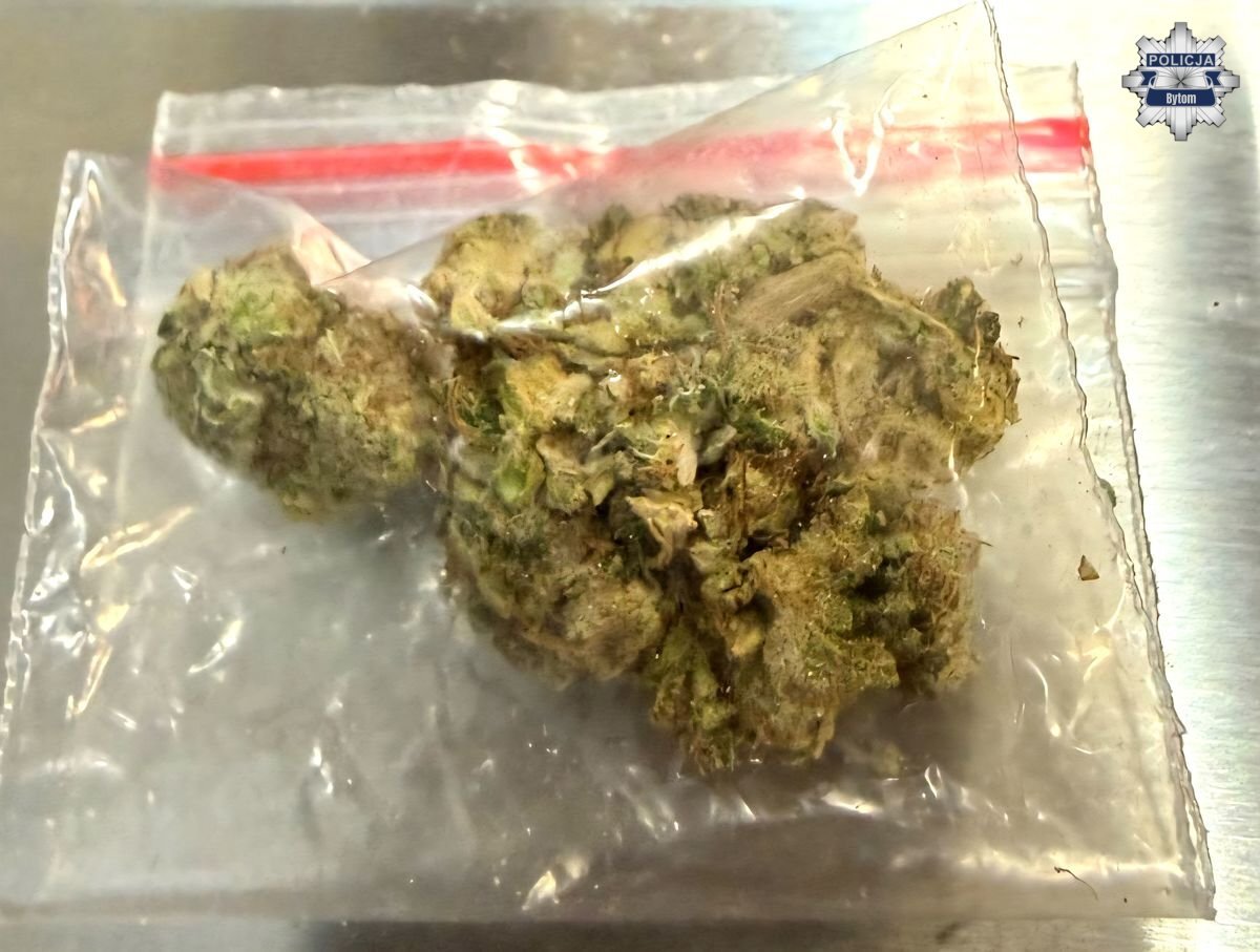 Brawurowa jazda pod wpływem i narkotyki ujawnione w mieszkaniu